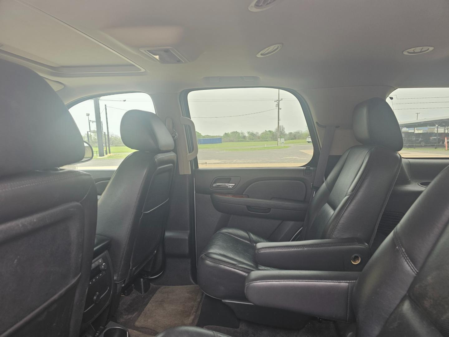 2011 SILVER GMC YUKON SLT1 2WD (1GKS1CE00BR) with an 5.3L V8 OHV 16V FFV engine, 6-SPEED AUTOMATIC transmission, located at 533 S Seven Points BLVD, Seven Points, TX, 75143, (430) 255-4030, 32.313999, -96.209351 - Photo#5